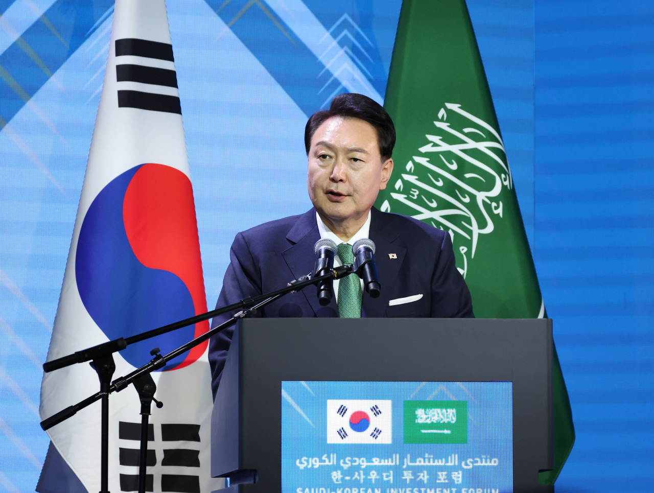사우디아라비아를 국빈 방문 중인 윤석열 대통령이 22일(현지시간) 리야드의 페어몬트 호텔에서 열린 한·사우디 투자포럼에서 격려사를 하고 있다. [연합]