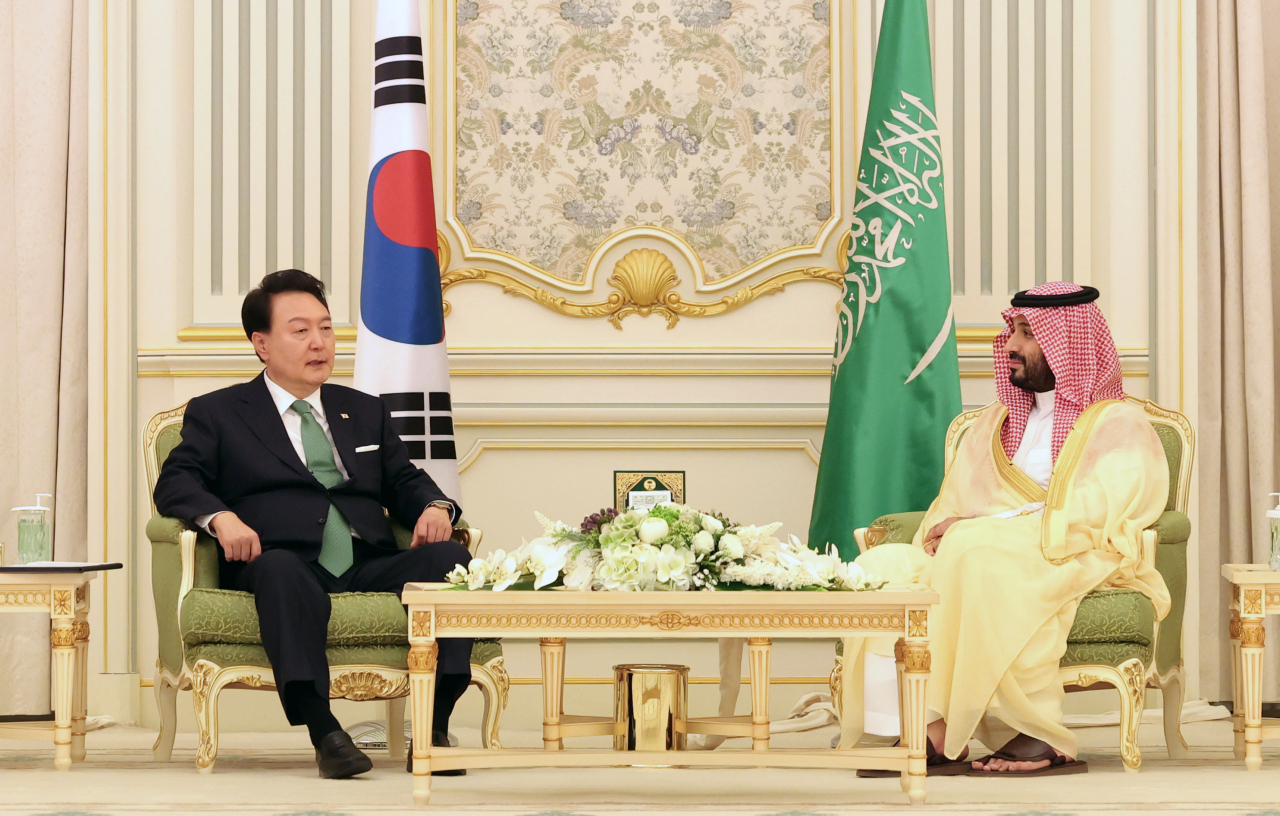 사우디아라비아를 국빈 방문 중인 윤석열 대통령이 22일(현지시간) 리야드의 야마마궁에서 무함마드 빈 살만 빈 압둘아지즈 알 사우드 왕세자 겸 총리와 한·사우디 회담을 하고 있다. [연합]