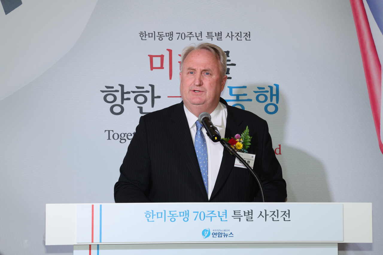 인요한 연세대 세브란스병원 국제진료센터 소장이 지난 6일 오후 서울 종로구 세종문화회관에서 열린 연합뉴스 한미동맹 70주년 사진전 개막식에 참석해 축사를 하고 있다. [연합]