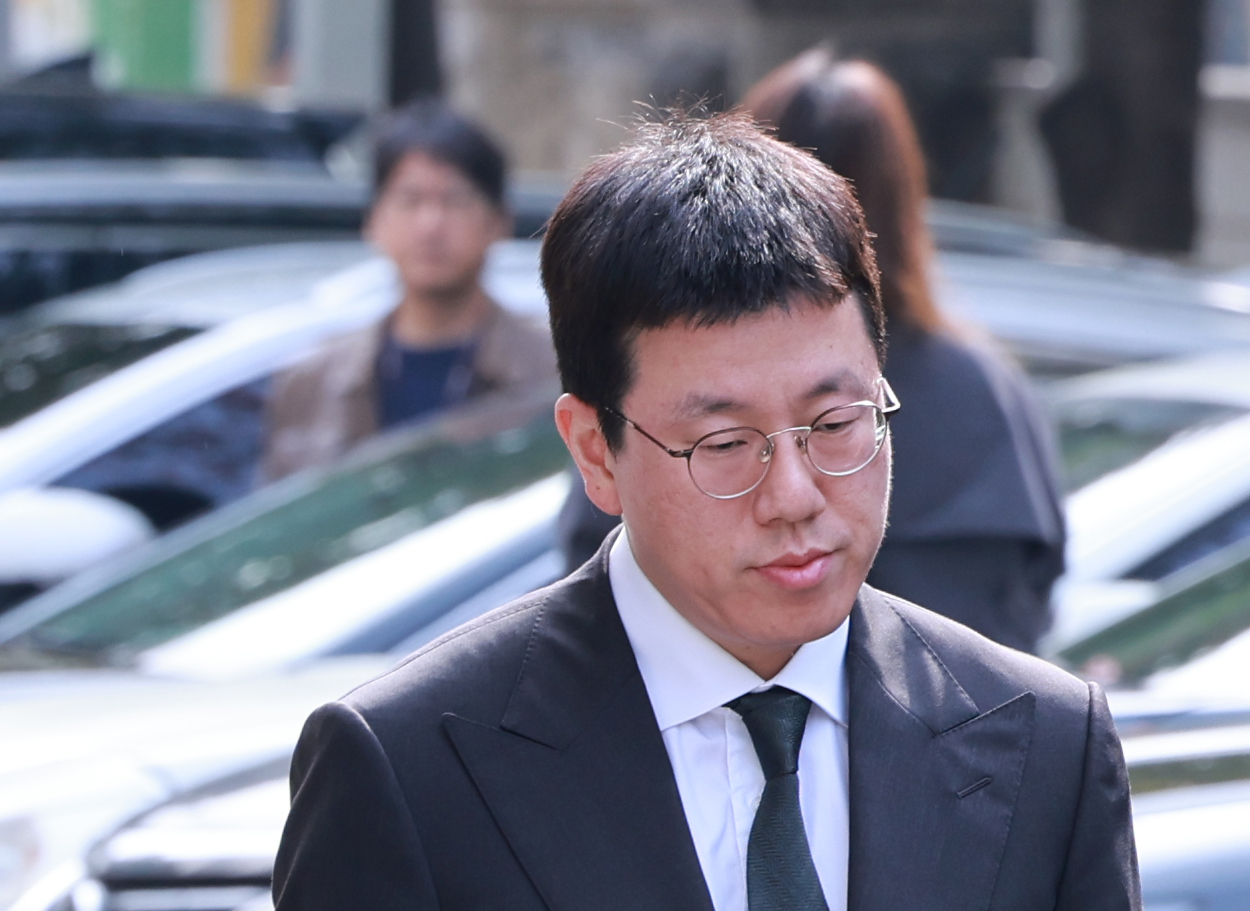 배재현 카카오 투자총괄대표가 18일 양천구 서울남부지방법원에서 열린 구속 전 피의자 심문(영장실질심사)을 받기 위해 법정으로 향하고 있다. [연합]