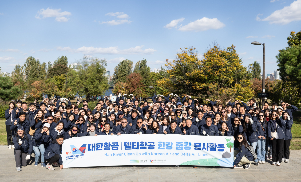 대한항공이 지난 20일 델타항공과 ‘조인트벤처(Joint Venture)’ 5주년을 기념해 서울 여의도 한강공원 일대에서 '줍깅' 봉사활동을 진행했다. [대한항공 제공]