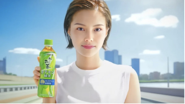 日 음료회사 이토엔의 녹차 광고.