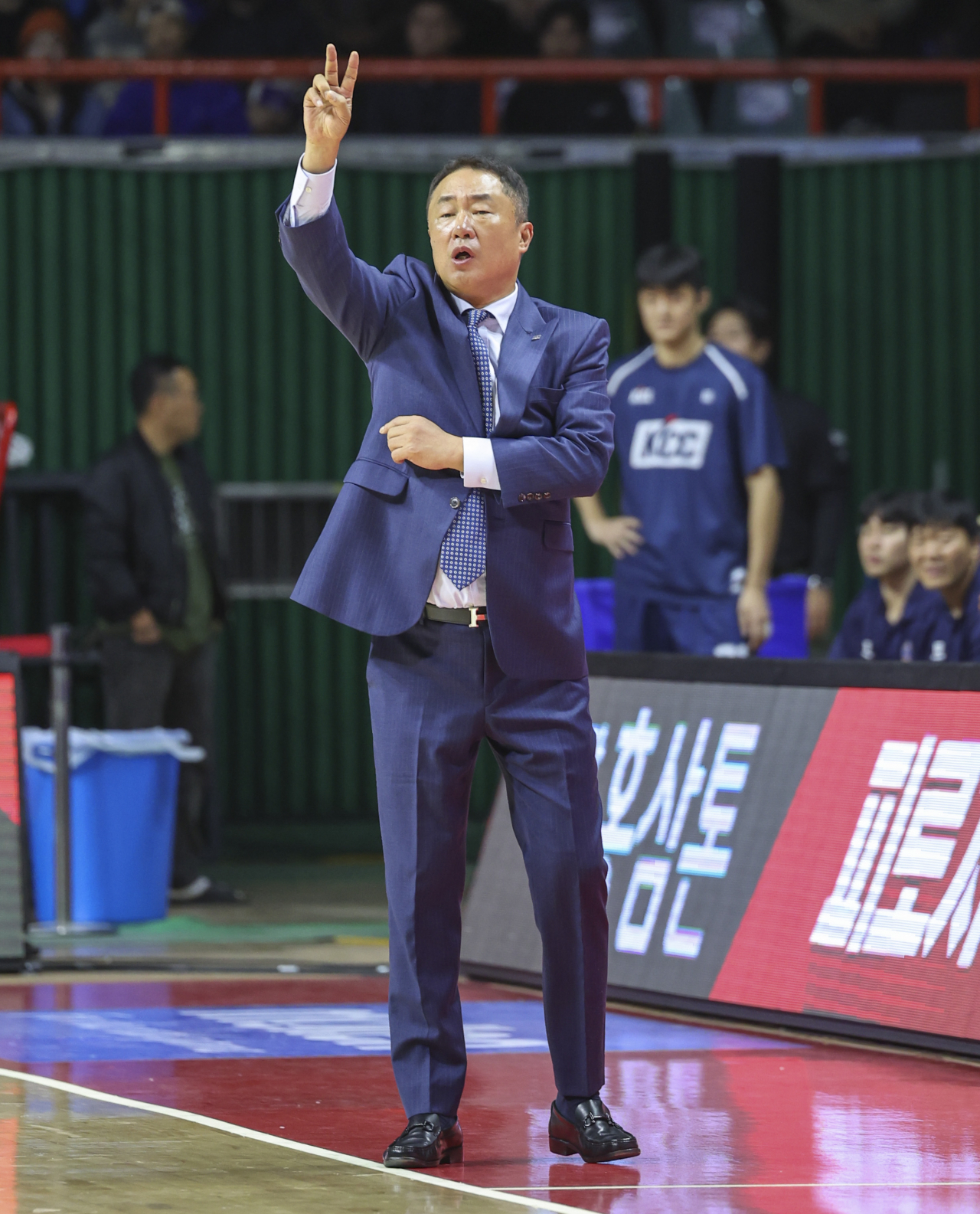 KCC를 이끌고 8년 만에 부산에 돌아온 전창진 감독이 지난 22일 서울 삼성전에서 지시를 내리고 있다. [연합]