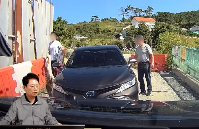 [영상] “우리는 못 빼” 외길서 차 버리고 떠난 부부…누리꾼들 ‘공분’ [여車저車]