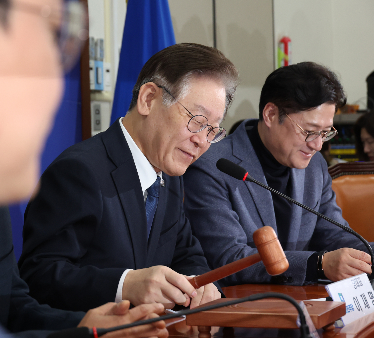 이재명 더불어민주당 대표가 23일 국회에서 열린 최고위원회의에서 의사봉을 두드리고 있다. [연합]