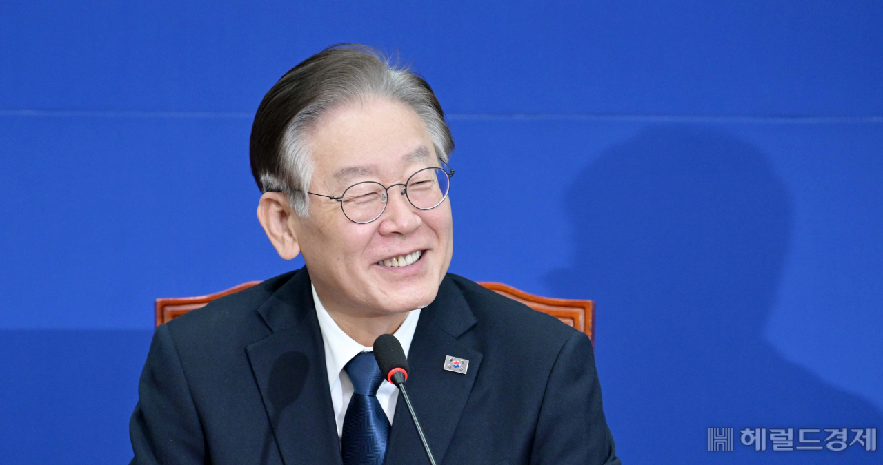 이재명 더불어민주당 대표가 23일 오전 서울 여의도 국회에서 열린 최고위원회의에 참석해 밝게 웃고 있다.. 이상섭 기자