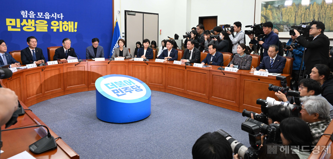 이재명 더불어민주당 대표가 23일 오전 서울 여의도 국회에서 열린 최고위원회의에 참석해 모두발언을 하고 있다. 이상섭 기자