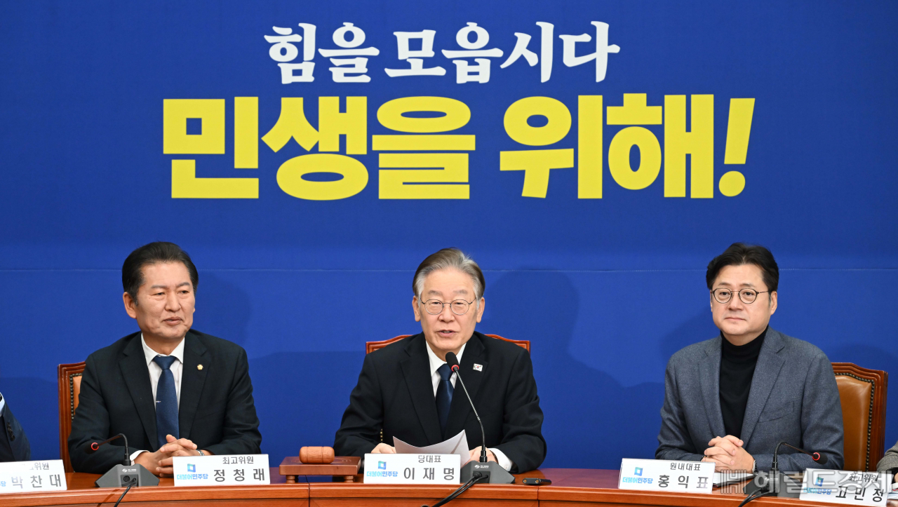 이재명 더불어민주당 대표가 23일 오전 서울 여의도 국회에서 열린 최고위원회의에 참석해 모두발언을 하고 있다. 이상섭 기자