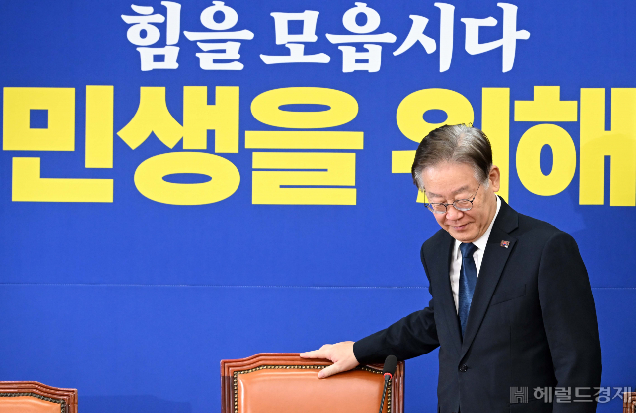이재명 더불어민주당 대표가 23일 오전 서울 여의도 국회에서 열린 최고위원회의에 참석하고 있다. 이상섭 기자