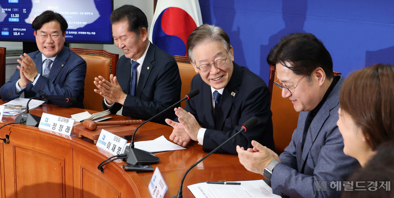 이재명 더불어민주당 대표가 23일 오전 서울 여의도 국회에서 열린 최고위원회의에 참석해 박수를 치고 있다. 이상섭 기자