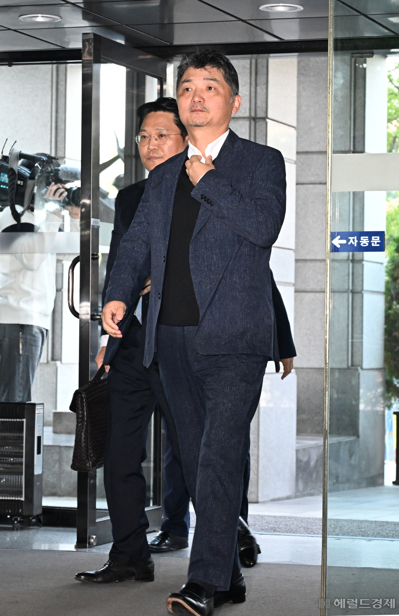 김범수 카카오 미래이니셔티브센터 센터장이 23일 오전 서울 영등포구 금융감독원에 SM엔터테인먼트 인수 주가 시세조종 의혹과 관련해 출석하고 있다. 임세준 기자