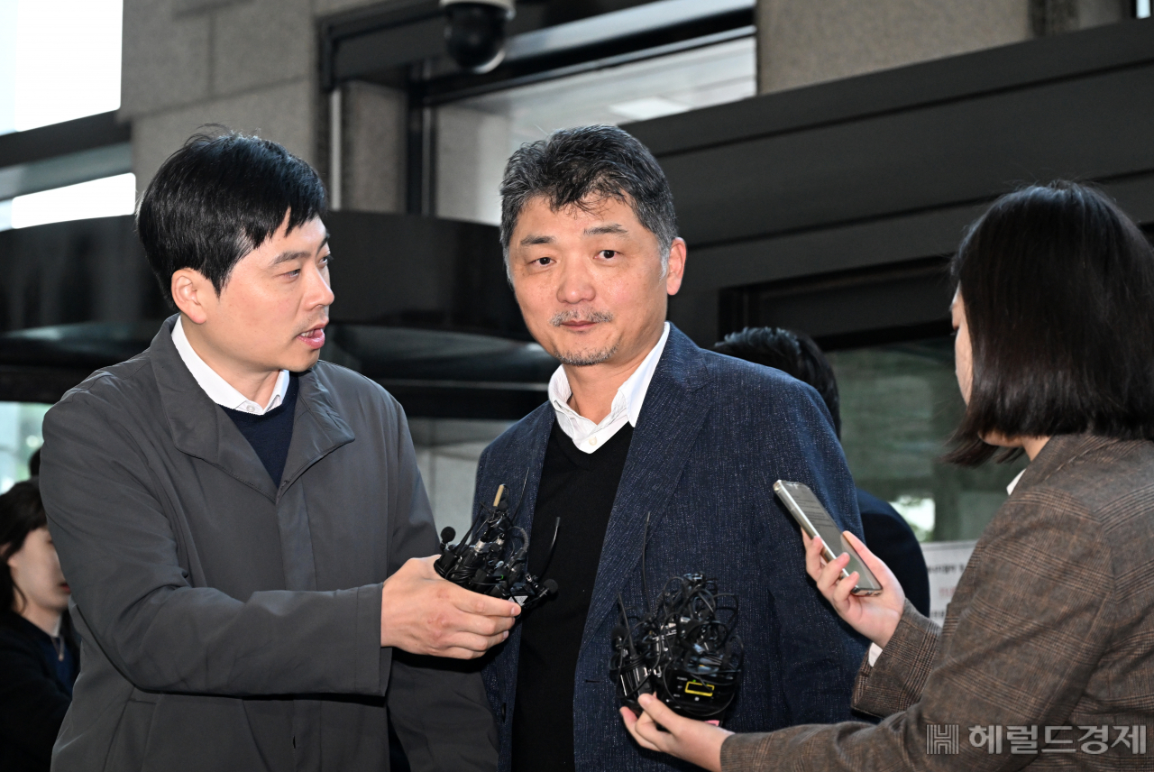 김범수 카카오 미래이니셔티브센터 센터장이 23일 오전 서울 영등포구 금융감독원에 SM엔터테인먼트 인수 주가 시세조종 의혹과 관련해 출석하고 있다. 임세준 기자