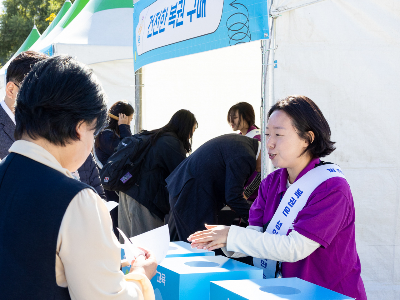 지난 21일 서울 서초구 세빛섬 일대에서 열린 동행복권 ‘건전한 복권 문화 캠페인’에 참여한 헌 시민이 복권 건전 구매 서약에 참여하고 있다.[동행복권 제공]