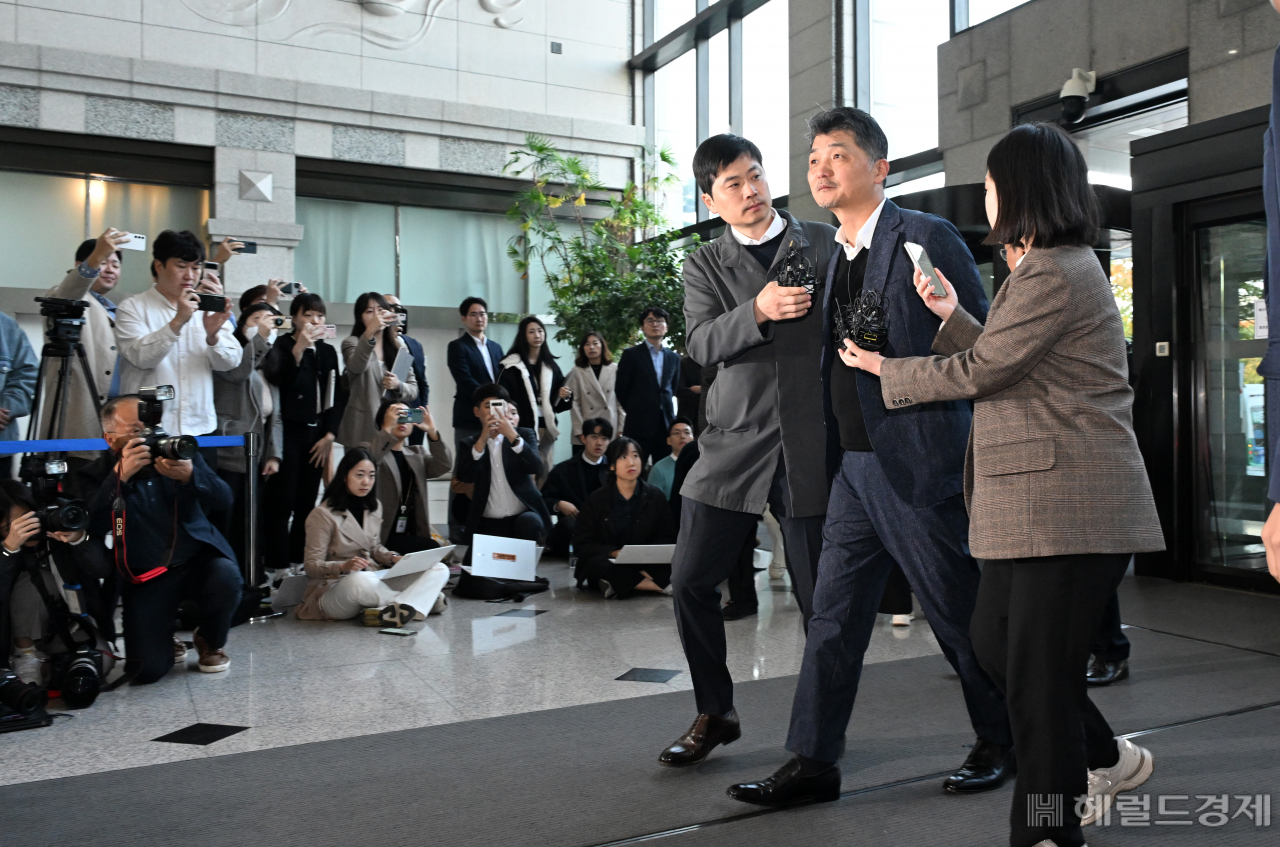 김범수 카카오 창업자가 23일 오전 서울 영등포구 금융감독원에 출석하고 있다. 임세준 기자