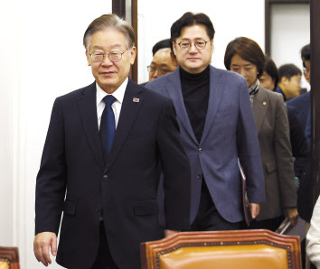 이재명 더불어민주당 대표가 23일 국회에서 열리는 최고위원회의에 입장하고 있다. [연합]