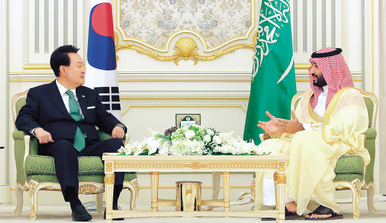 사우디아라비아를 국빈 방문 중인 윤석열 대통령이 22일(현지시간) 리야드의 야마마궁에서 무함마드 빈 살만 왕세자 겸 총리와 한·사우디 회담을 하고 있다. [연합]