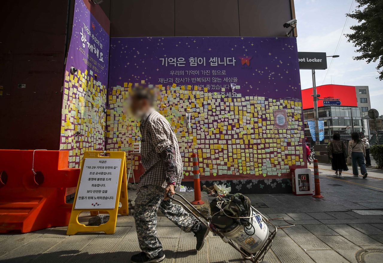 이태원 참사 1주기를 앞둔 지난 18일 서울 용산구 이태원 참사 사고현장 인근에 추모메세지가 붙어 있다(사진은 기사 내용과 관련 없음). [뉴시스]