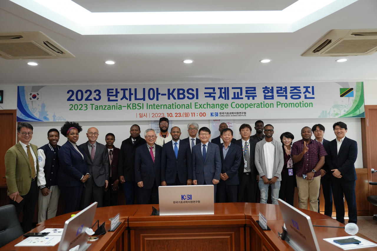 주한 탄자니아 대사 방문단 일행이 23일 KBSI를 찾아 첨단 연구장비 및 연구현장을 견학했다.[KBSI 제공]