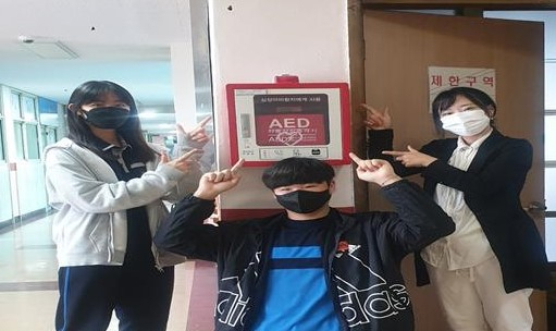 울산 일산중학교 2학년 허승빈(사진 왼쪽부터), 김도연 학생과 김명지 교사. [뉴시스]
