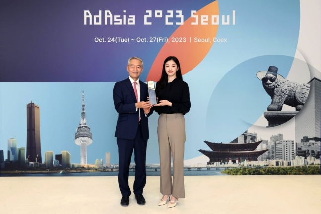 김낙회 ‘애드아시아 2023 서울’ 조직위원장과 스포츠마케팅 부문 홍보대사 김연아가 위촉패와 함께 기념 촬영을 하고 있다. [애드아시아 조직위원회 제공]