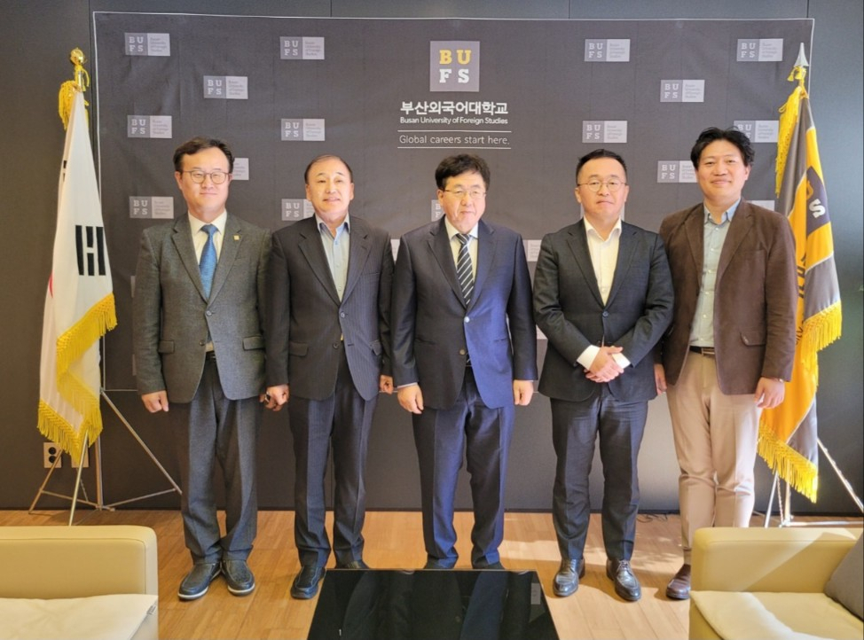 지난 20일 (왼쪽부터) 김성훈 부산외대 특임교수, 이양구 전 우크라이나대사, 부산외대 장순흥 부산외대 총장, 김관영 경남국제개발협력센터장, 류영철 부산외대 글로벌미래융합학부장이 기념촬영을 하고 있다. [사진=부산외대 K-컬쳐 글로벌연구소]