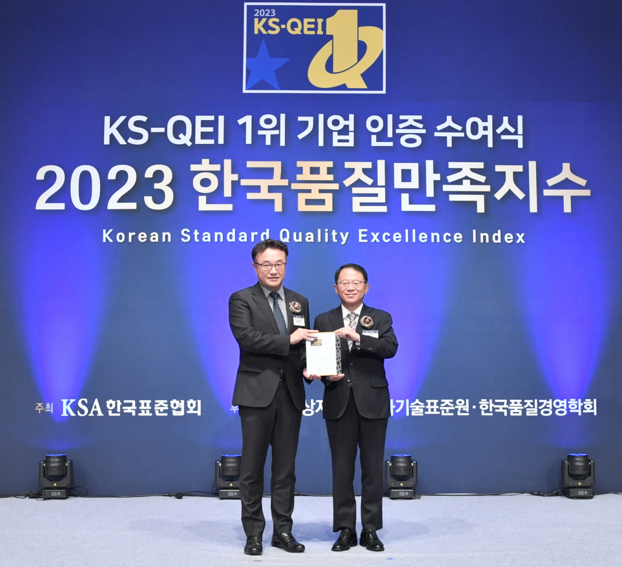김학주(왼쪽) 한국타이어앤테크놀로지 품질본부장과 강명수 한국표준협회 회장이 지난 20일 서울 롯데호텔에서 열린 2023 한국품질만족지수 1위 기업 인증 수여식에서 기념사진을 촬영하고 있다. [한국타이어앤테크놀로지 제공]