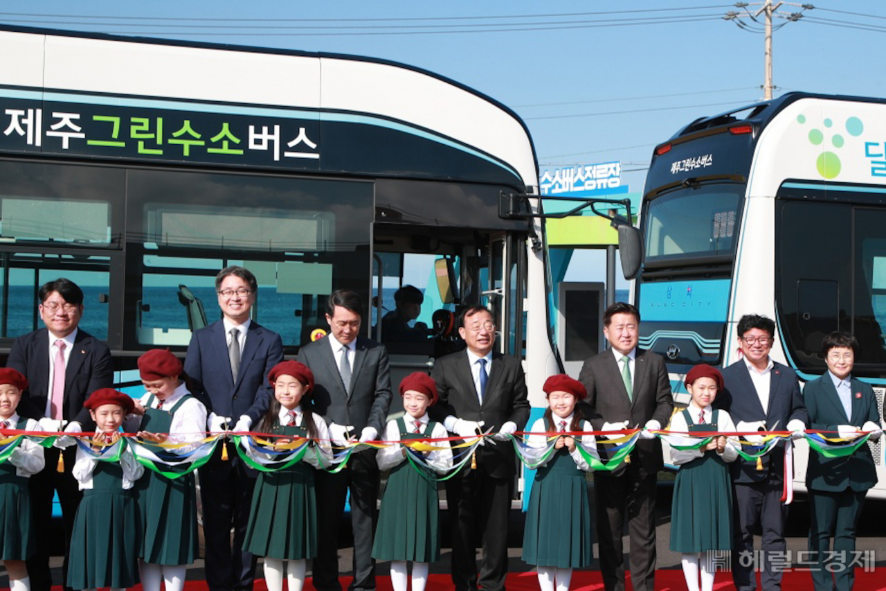 23일 제주도에서 열린 국내 최초 그린수소 버스 정식개통식에서 오영훈 제주특별자치도지사(왼쪽 다섯번 째)와 이정현 지방시대위원회 부위원장(왼쪽 네번 째)를 비롯한 관계자들이 개통기념 테이프 커팅을 하고 있다. 사진=제주특별자치도 제공
