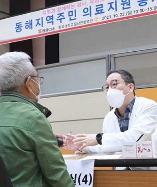 일산한방병원의 한의사가 동해시 주민들을 진료하고 있다. [쌍용C&E 제공]