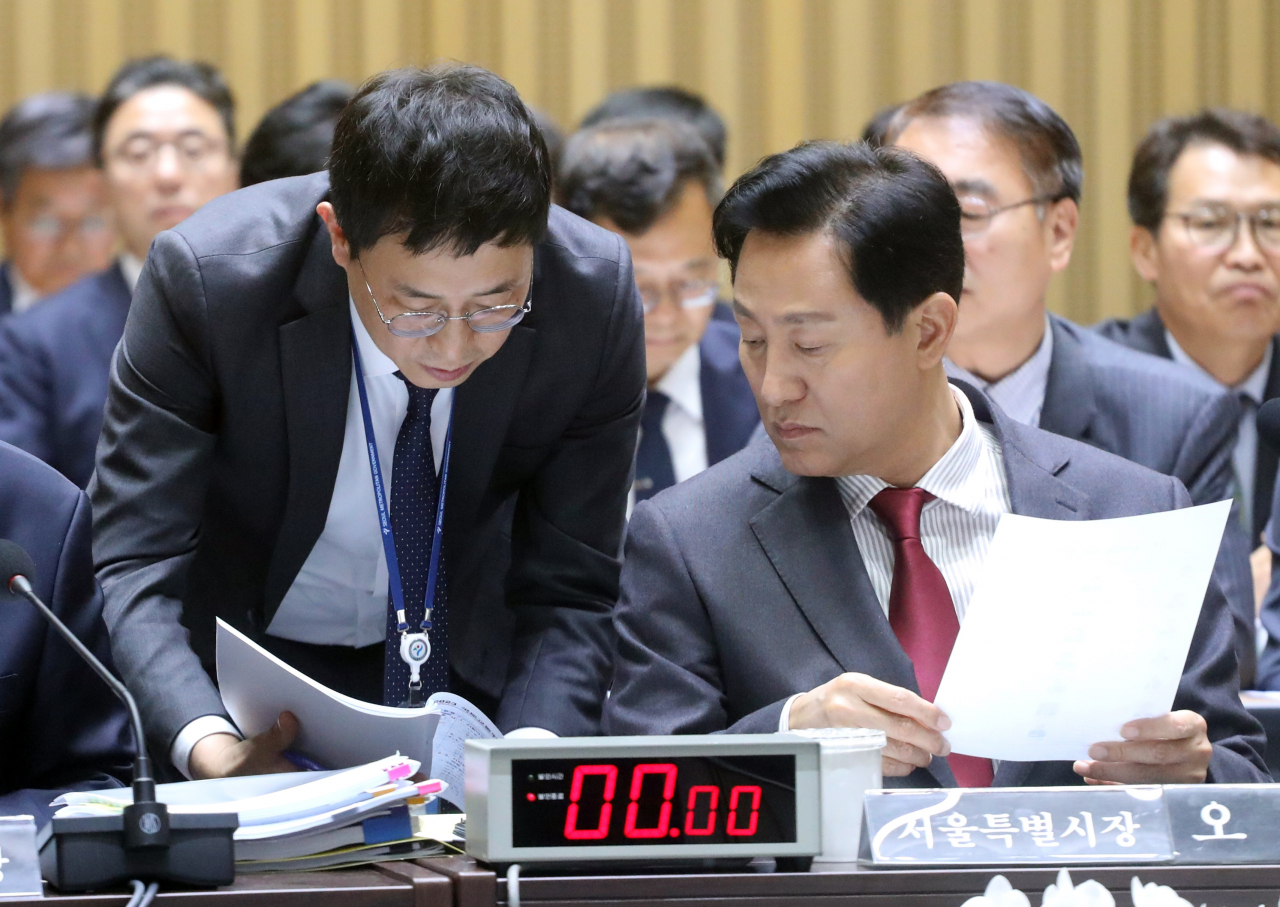 오세훈 서울시장이 23일 서울시청에서 열린 국회 국토교통위원회 국정감사에서 자료를 살펴보고 있다.[연합]