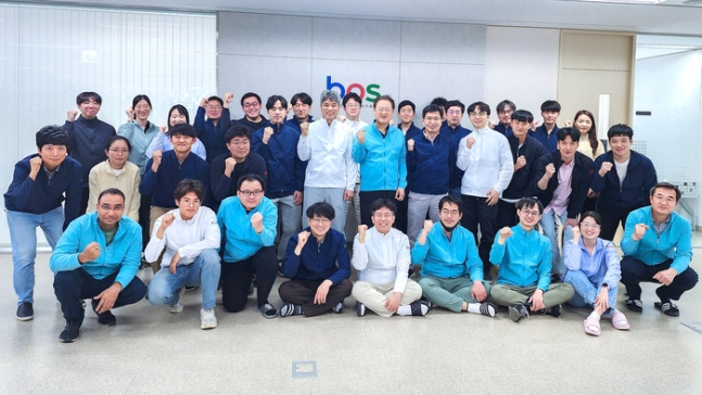 판교 실리콘파크에 위치한 보스반도체 사무실에서 박재홍 대표(두 번째 줄 오른쪽 여섯 번째 하늘색 상의)를 포함한 임직원들이 기념 촬영을 하고 있다. [보스반도체 제공]