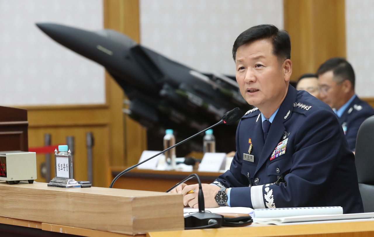23일 충남 계룡시 공군본부에서 열린 국회 국방위원회의 국정감사에서 정상화 공군참모총장이 위원 질의에 답변하고 있다.[뉴시스]