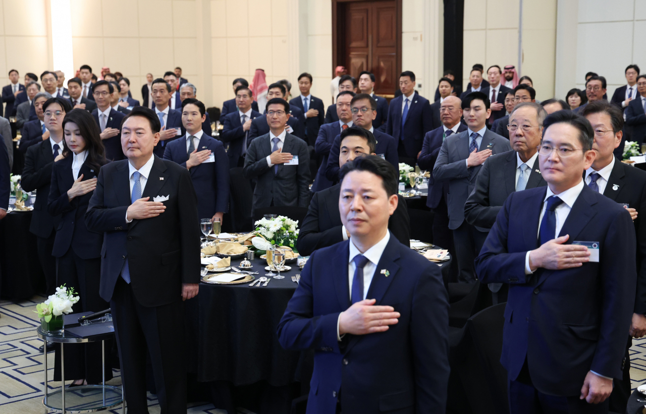 사우디아라비아를 국빈 방문 중인 윤석열 대통령과 김건희 여사가 23일(현지시간) 리야드의 메리어트 호텔에서 열린 동행 경제인 만찬에서 국기에 경례하고 있다. [연합]