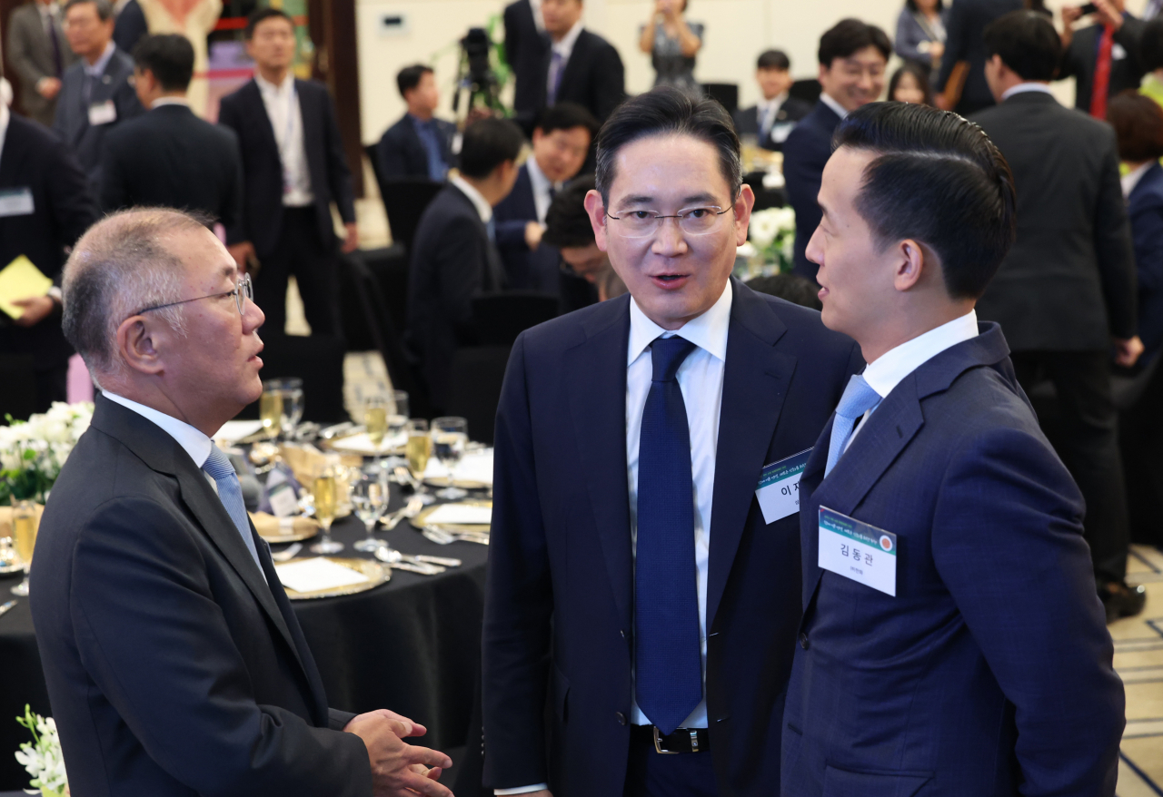 정의선 현대차그룹 회장(왼쪽부터), 이재용 삼성전자 회장, 김동관 한화 부회장이 23일(현지시간) 사우디아라비아 리야드의 메리어트 호텔에서 열린 윤석열 대통령 국빈 방문 동행 경제인 만찬에서 대화하고 있다. [연합]