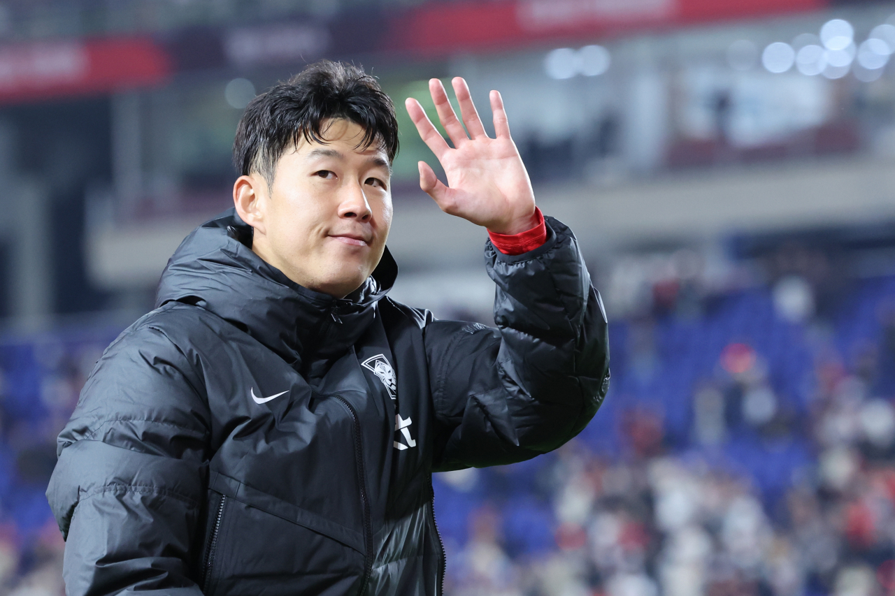 17일 경기도 수원월드컵경기장에서 열린 축구대표팀 한국과 베트남의 친선경기에서 한국이 6-0으로 승리한 뒤 손흥민이 관객을 향해 손을 흔들고 있다. [연합]