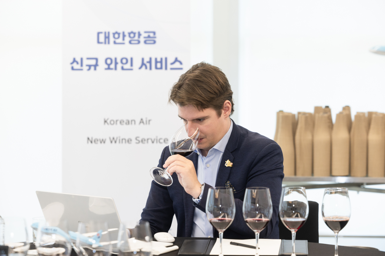 대한항공 와인 컨설턴트인 소믈리에 마크 알머트(Marc Almert)가 대한항공 퍼스트클래스 담당 객실승무원 150명을 대상으로 기내 와인 교육을 실시하는 모습. [대한항공 제공]