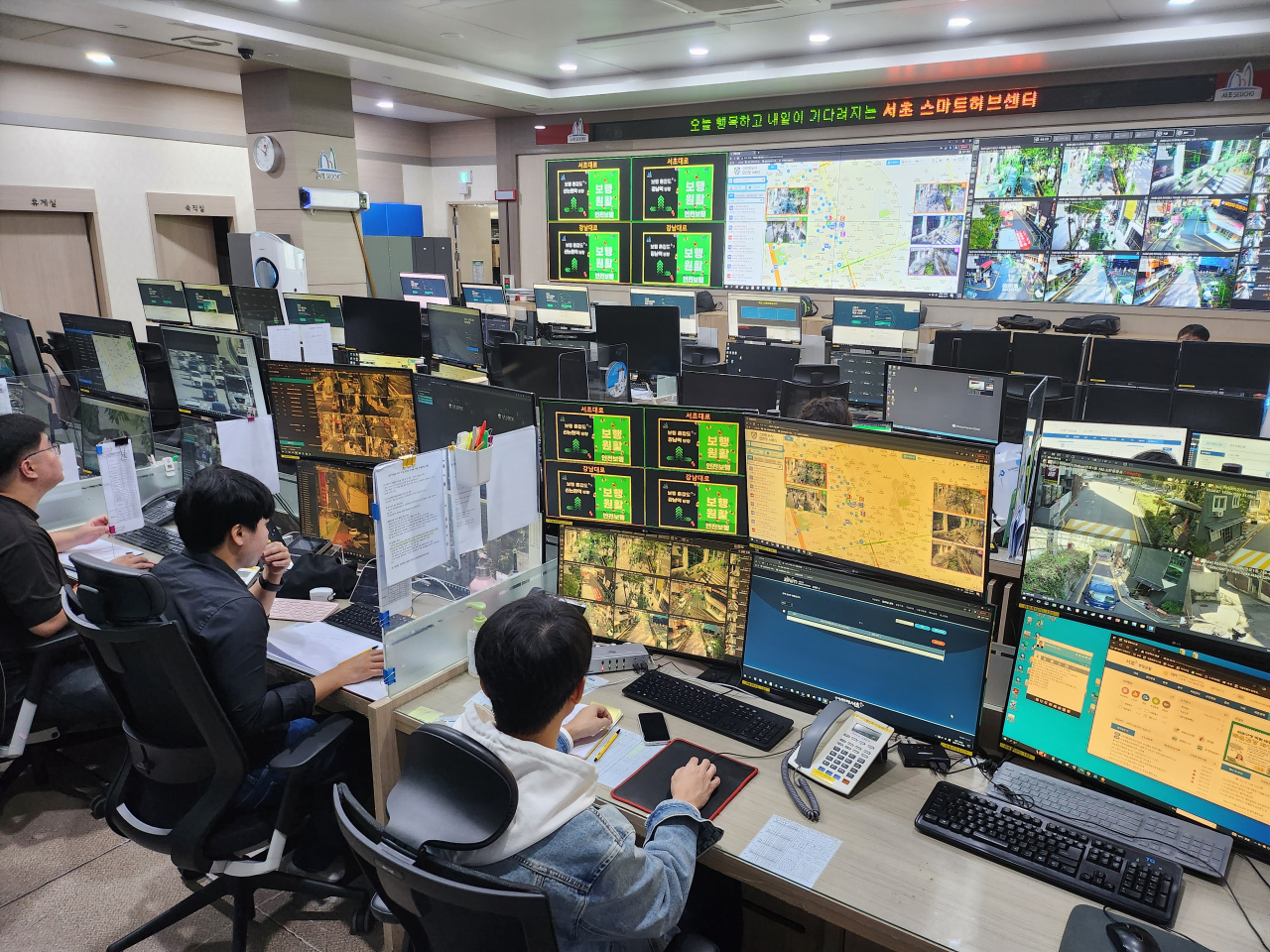 서초구 서초스마트허브센터 직원들이 CCTV 등 각종 영상을 통해 보행로 혼잡도를 점검하고 있다. [서초구 제공]