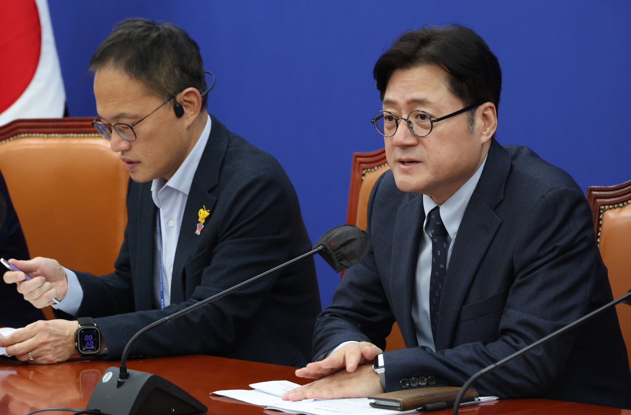 홍익표 더불어민주당 원내대표가 24일 국회에서 열린 국정감사 대책회의에서 발언을 하고 있다. 홍 원내대표는 이날 국회 본회의나 상임위 등에서 피케팅을 하거나 고성을 지르는 행위를 자제하기로 약속한 이른바 '신사협정'에 여야가 합의했다고 밝혔다.[연합]