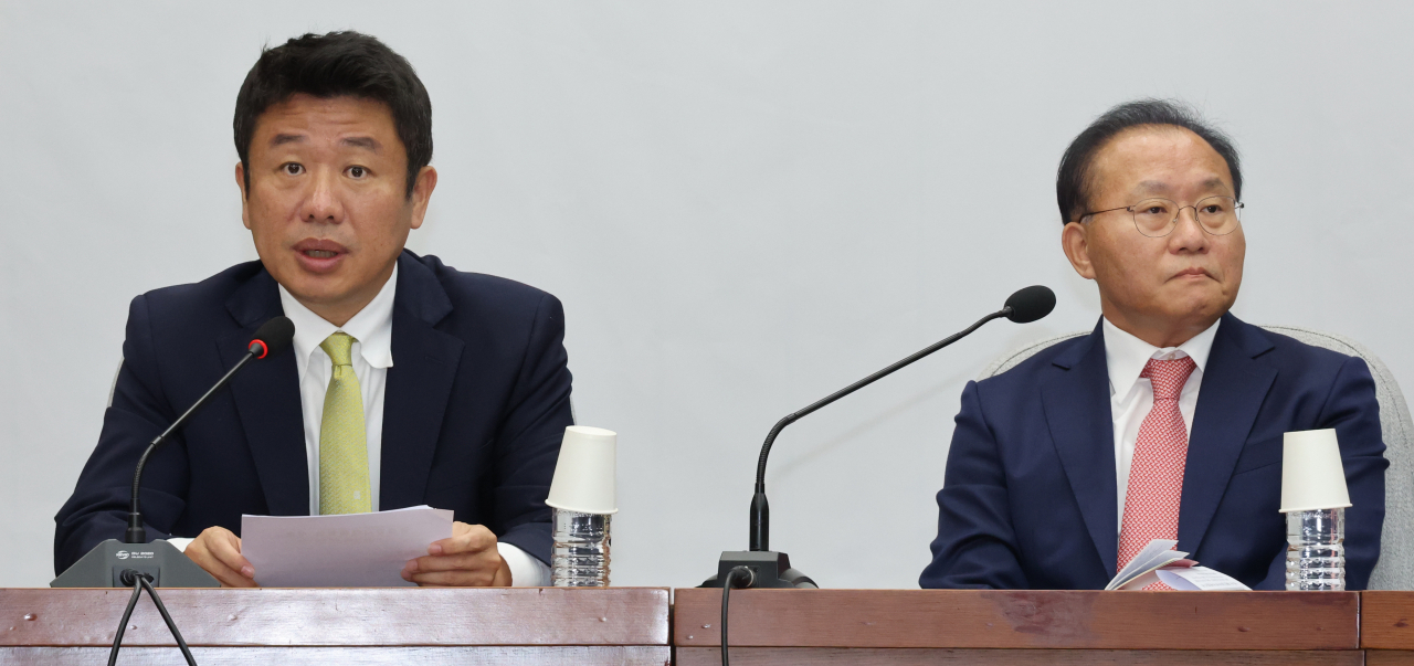 유의동 국민의힘 정책위의장이 24일 국회에서 국정감사 대책회의를 하고 있다. 오른쪽은 윤재옥 원내대표. [연합]