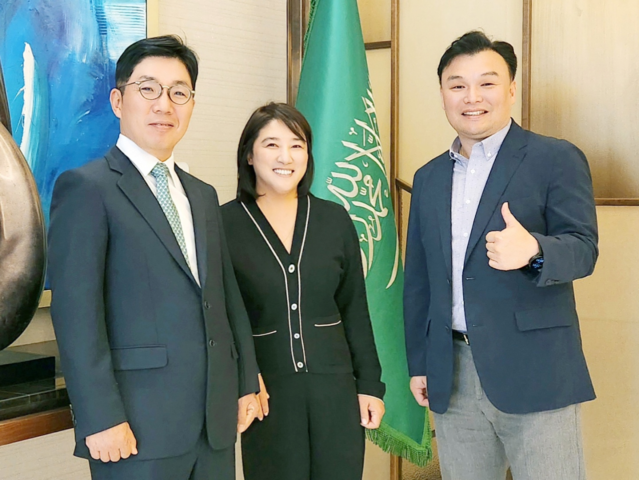 사우디아라비아 자치행정주택부(MOMRAH)와 국가 차원의 디지털 트윈 플랫폼 구축 계약을 체결한 팀 네이버 대표들이 계약 체결 전 기념 사진을 촬영하고 있다. 좌측부터 김유원 네이버클라우드 대표, 채선주 네이버 대외ESG 정책 대표, 석상옥 네이버랩스 대표. [네이버 제공]