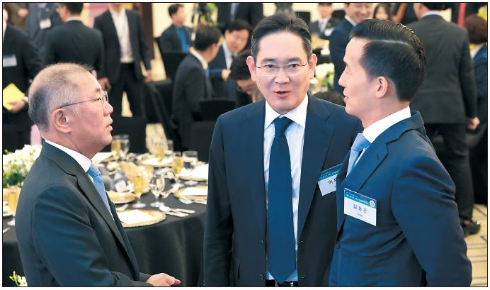 정의선(왼쪽부터) 현대차그룹 회장과 이재용 삼성전자 회장, 김동관 한화그룹 부회장이 23일(현지시간) 사우디아라비아 리야드의 메리어트 호텔에서 열린 윤석열 대통령 국빈 방문 동행 경제인 만찬에서 대화하고 있다. [연합]
