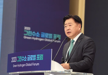 오영훈 제주지사가 지난 23일 오후 제주국제컨벤션센터에서 열린 2023 그린수소 글로벌 포럼 개회식에서 환영사를 하고 있다.[제주도청 제공]