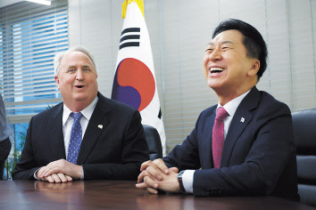 23일 오후 서울 여의도 국민의힘 당사에서 김기현 대표와 인요한 혁신위원장이 만나고 있다. 국민의힘은 이날 오전 인요한 연세대 교수를 혁신위원장으로 임명했다. [연합]