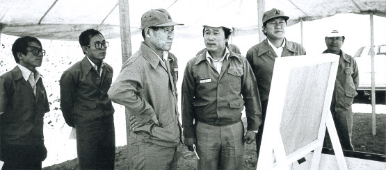 1976년 수주에 성공한 사우디아라비아 주베일 산업항 건설 현장에서 현장 임직원과 사업 진행 현황을 점검하고 있는 정주영(왼쪽 세번째) 선대회장 [현대차그룹 제공]