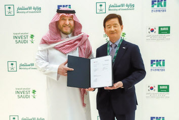 호반그룹은 지난 22일 사우디아라비아 모하메드 알-오자이미 그룹과 상호협력을 위한 업무협약(MOU)을 체결했다고 밝혔다. 사진은 협약 이후 기념 촬영 중인 김선규(오른쪽) 호반그룹 회장과 살렘 모하메드 알 오자이미 알-오자이미 그룹 대표. [호반그룹 제공]