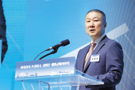 구자은 LS그룹 회장이 8월 전북 군산새만금컨벤션센터에서 개최된 이차전지 소재 제조시설 건립을 위한 MOU 체결식에서 그룹의 사업 비전을 발표하는 모습 [LS그룹 제공]