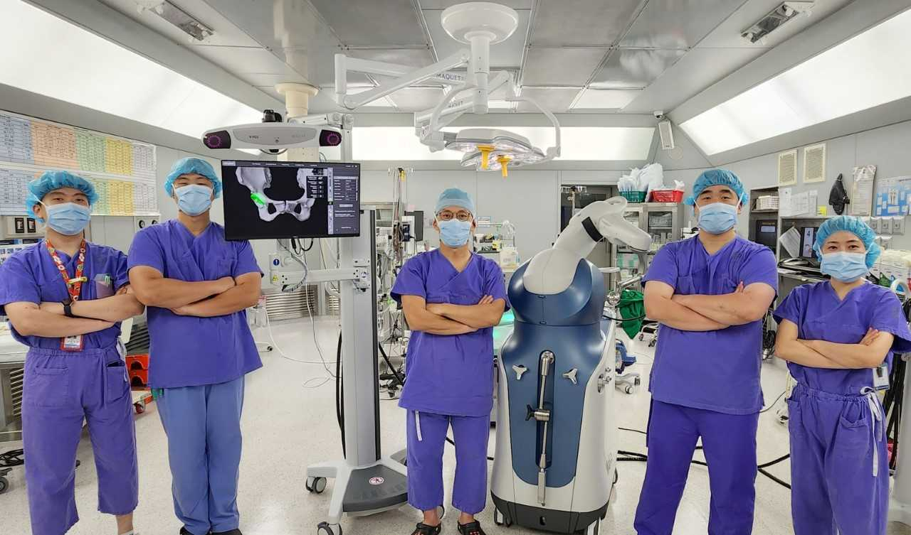 화순전남대병원 정형외과 박경순 교수(가운데)와 의료진 모습.