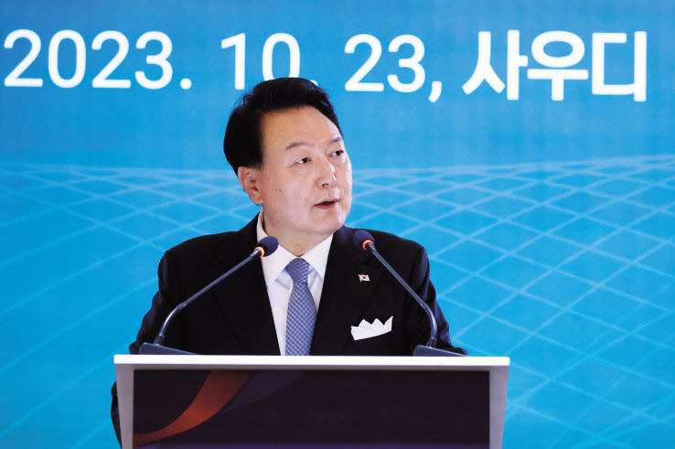 사우디아라비아를 국빈 방문 중인 윤석열 대통령이 23일(현지시간) 리야드의 메리어트 호텔에서 열린 동행 경제인 만찬에서 격려사를 하고 있다. [연합]