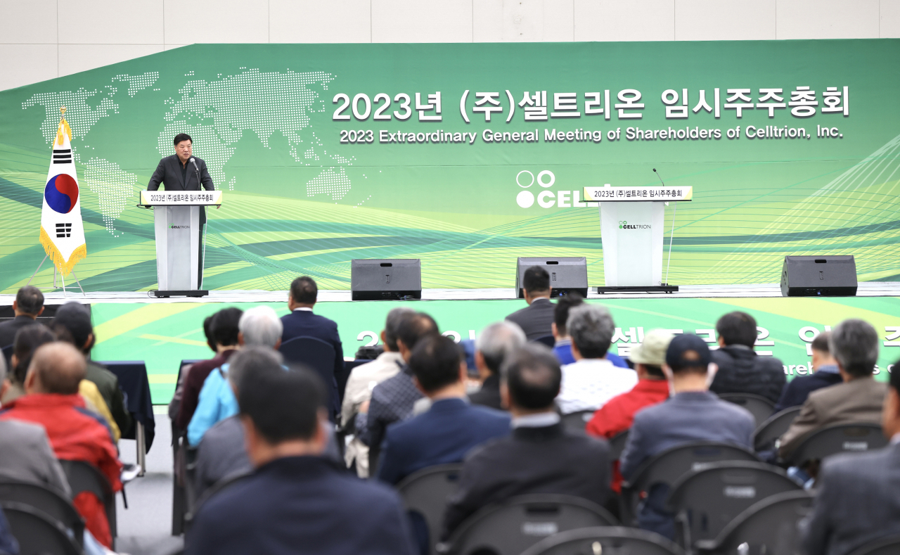 서정진 셀트리온그룹 회장이 23일 오전 인천 송도컨벤시아에서 열린 2023 셀트리온 임시주주총회에 앞서 인사말을 하고 있다. [연합]