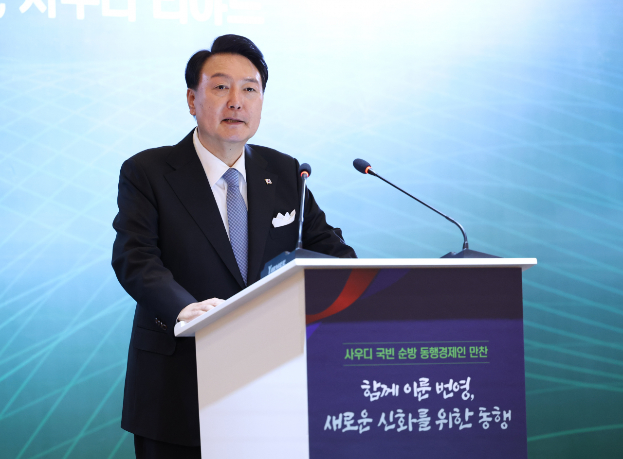 사우디아라비아를 국빈방문 중인 윤석열 대통령이 23일(현지시간) 리야드의 메리어트호텔에서 열린 ‘동행 경제인 만찬’에서 격려사를 하고 있다. [연합]