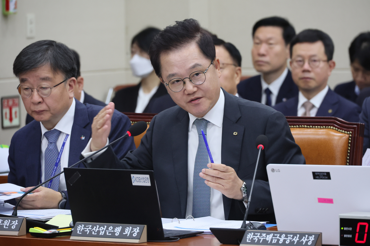 강석훈 한국산업은행 회장이 24일 국회 정무위원회에서 열린 예금보험공사, 한국산업은행 등에 대한 국정감사에서 의원 질의에 답변 중인 모습. [연합]